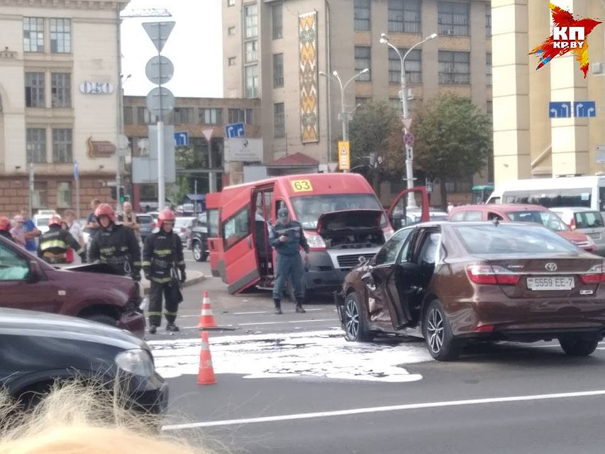 В районе ЧП образовалась огромная пробка – транспорт движется со скоростью 7 км/час. Фото: Владимир КРИУЛИН