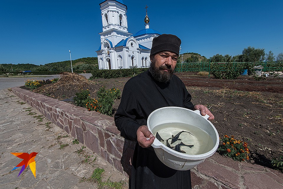 Отец Дмитрий немногословен, как и его подопечные. Фото: Виктор ГУСЕЙНОВ