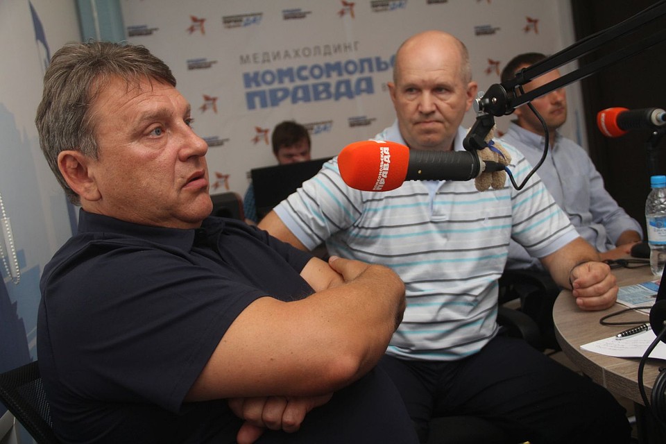 Александр Илькун (слева) и представители спортивной общественности в студии радиостанции «Комсомольская правда» - Приморье» Фото: Александр ВАСИЛЬЕВ