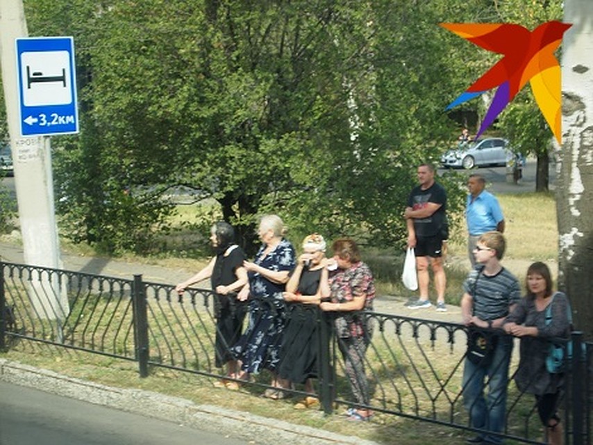 На протяжении всех 20 километров вдоль всего маршрута похоронной процессии стоят люди. Где-то меньше... Фото: Ольга ЖУКОВА