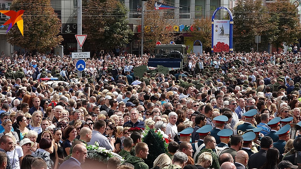 Проститься с Александром Захарченко пришли 200 тысяч человек Фото: Дмитрий СТЕШИН