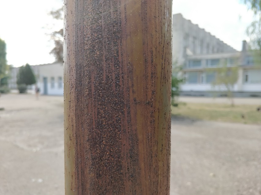 Ржавчина покрывает все газовые трубы и столбы в городе Фото: Надежда ДАЦЮК