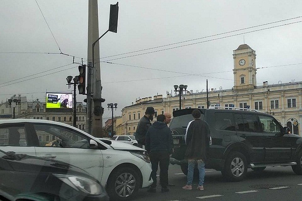 Машина артиста практически не пострадала. "Лошадь" отделалась царапиной. Фото: "ДТП и ЧП Санкт-Петербург"