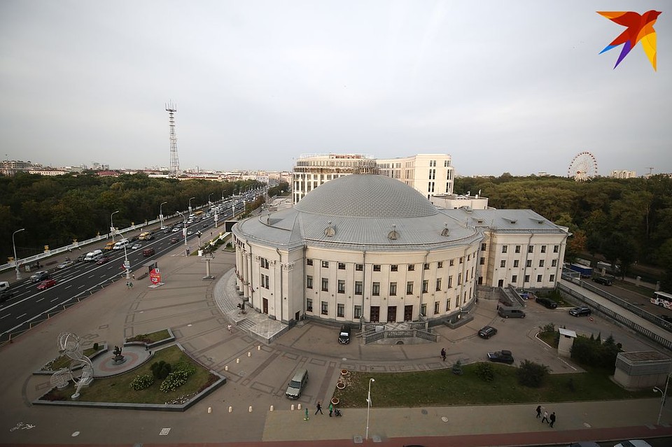 Из окна - чудесный вид сразу на два парка (справа - Горького, слева - Купалы), цирк и проспект. Фото: Павел МАРТИНЧИК