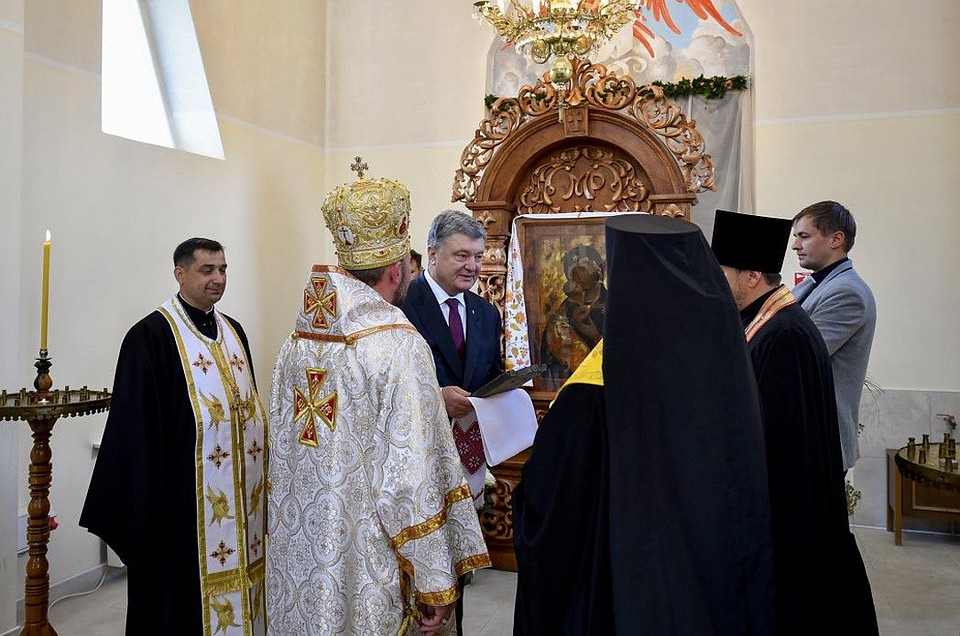 Президент Украины Петр Порошенко написал просьбу патриарху Варфоломею об автокефалии, а его поддержали иерархи двух украинских церквей. Фото: president.gov.ua