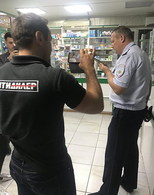 Все рейды "Антидилера" по аптекам заканчиваются вызовом полиции Фото: Дина КАРПИЦКАЯ