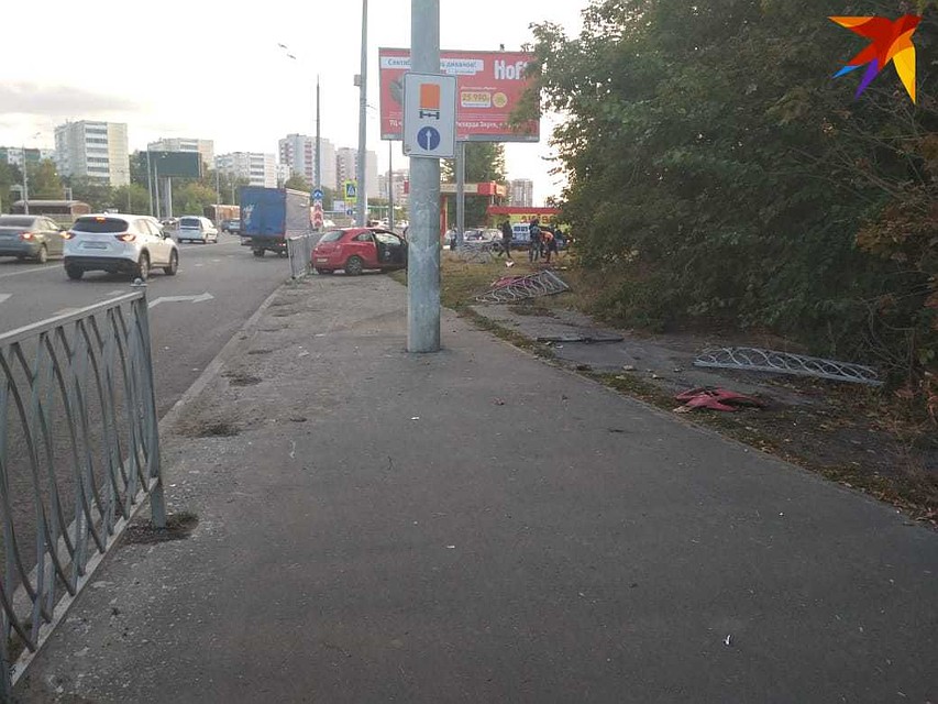 Автомобиль протаранил ограждение на дороге Фото: Лика ИСАЕВА