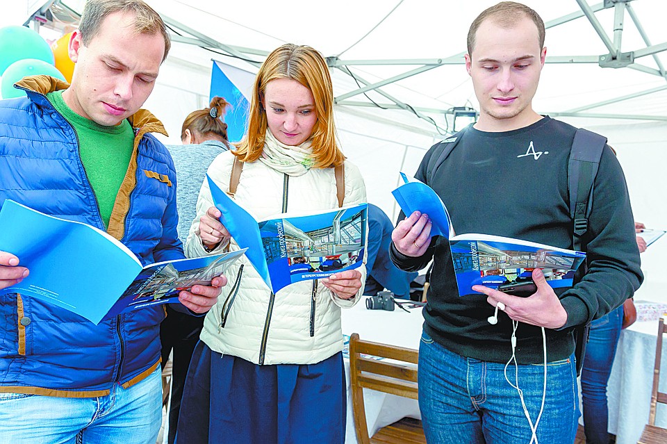 На предприятии выпустили «Книгу профессий» об особенностях труда в энергетической сфере. Фото: Олег ЗОЛОТО