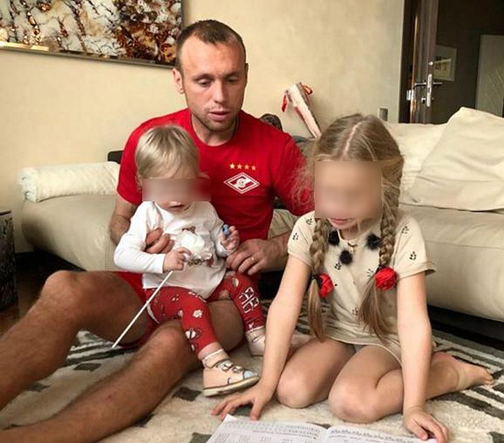 Но прежде супругам предстоит определить, с кем из них будут жить их дочери. Фото: Instagram Дениса Глушакова.