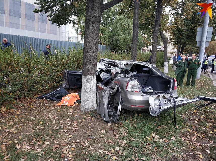 Легковушка в итоге врезалась в дерево. Фото: Лика ИСАЕВА