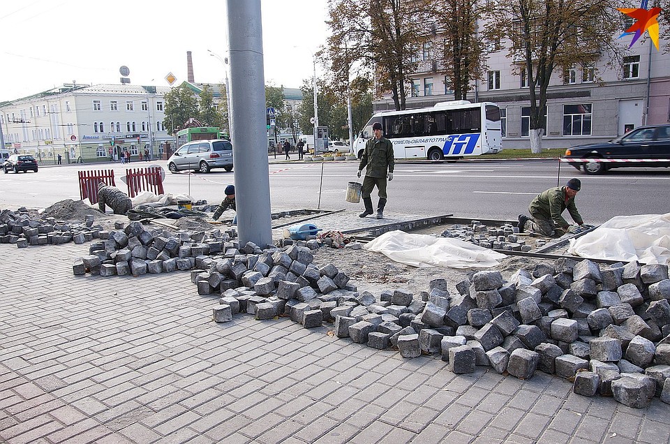 На центральной улице Гомеля проходят масштабные работы по замене плитки Фото: Павел МИЦКЕВИЧ