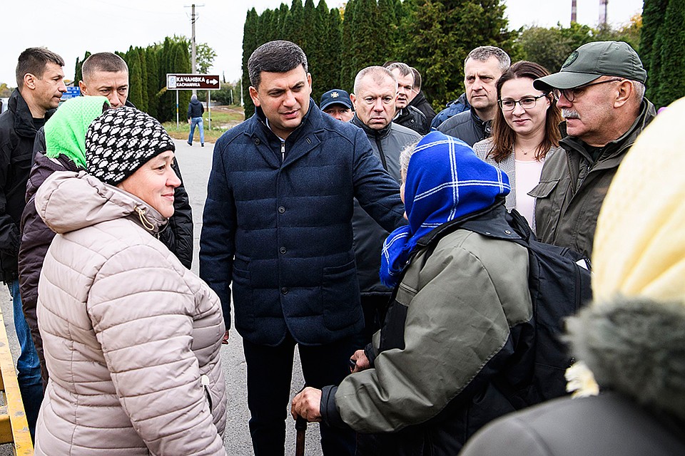 Премьер-министр Гройсман на встрече с местными жителями привычно обвинил Россию в диверсии Фото: REUTERS