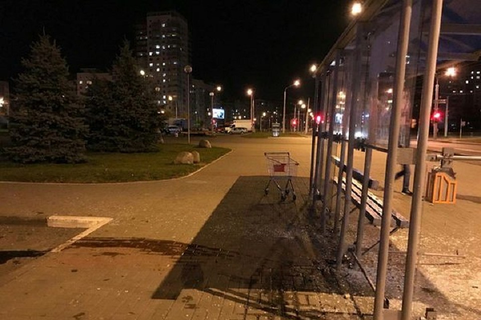 Повреждена остановка рядом с ТЦ «Максимус». Фото: УГАИ Мингорисполкома.