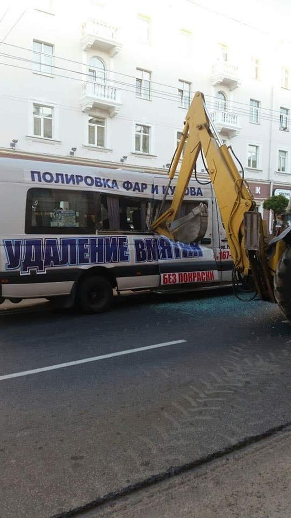 Удаление вмятин по-гомельски... Фото: Юлия Котлярова