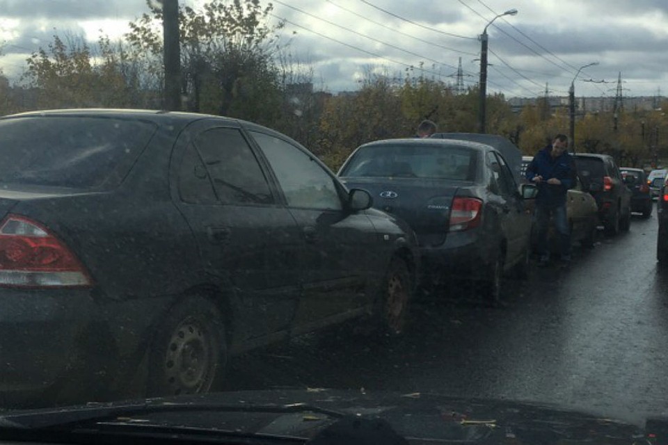 В «паровозик» собрались четыре автомобиля (еще одна машина на фото - аварийный комиссар) Фото: Виктория ЛЕБЕДЕВА