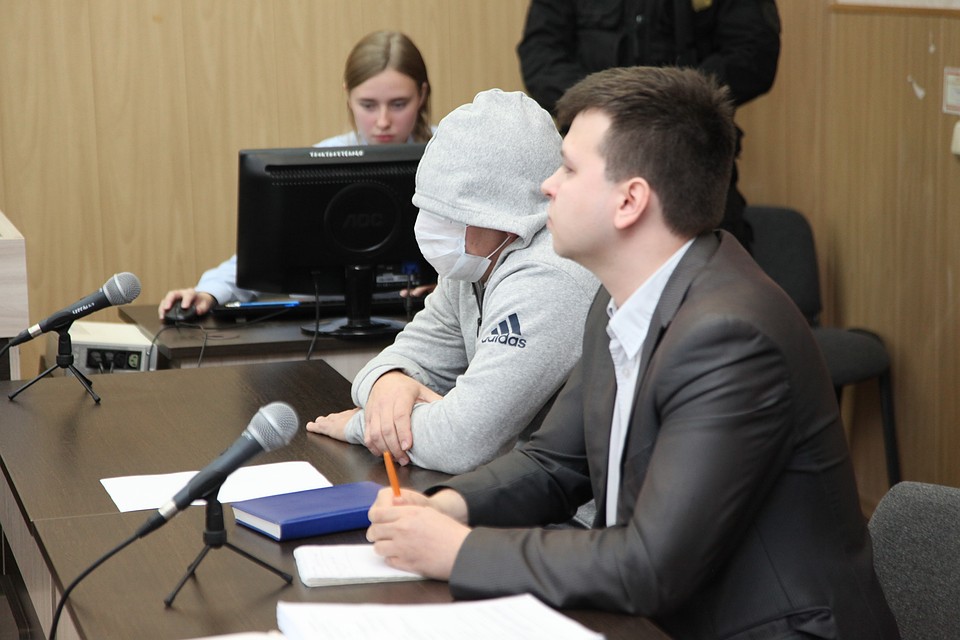 Отец обвиняемого всячески старался скрыть лицо от журналистов Фото: Николай ОБЕРЕМЧЕНКО