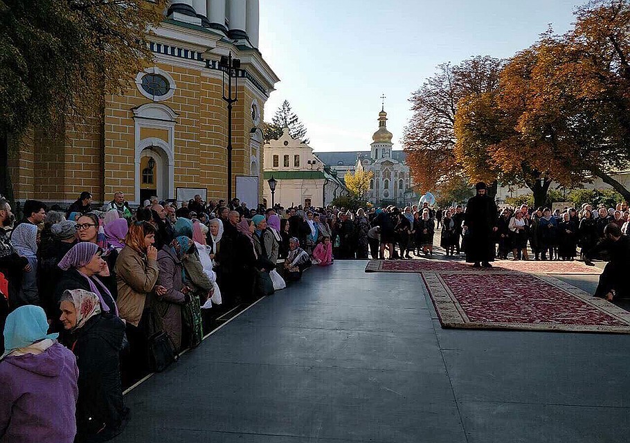 Собравшиеся на территории Киево-Печерской лавры. ФОТО Арина СУВОРОВА