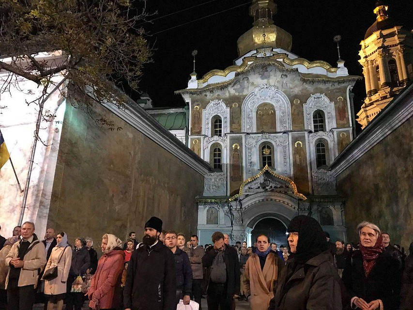 Стихийный молебен защитников лавры у входа в монастырь. ФОТО Арина СУВОРОВА
