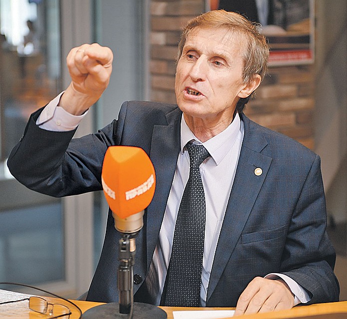 Василий Мельниченко против революции: у него самый большой дом в деревне - к нему первому придут. Фото: Виктор ГУСЕЙНОВ