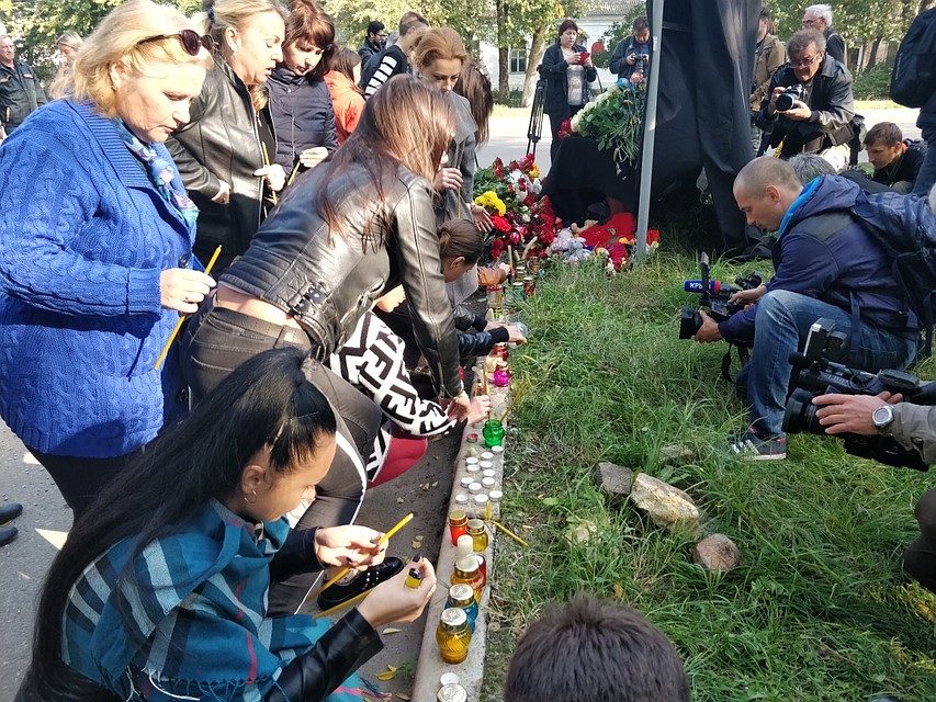 Керчане приносят свечи и цветы. Фото: Надежда ДАЦЮК