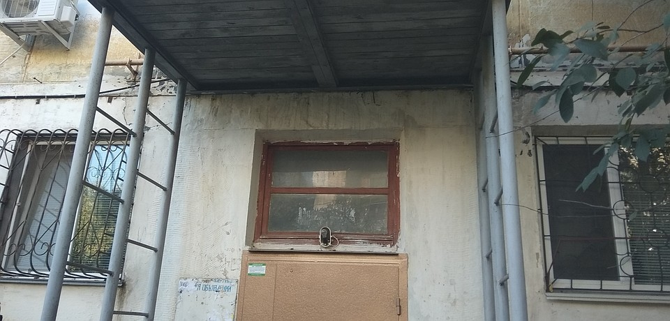 Росляков-старший живет в обычной керченской многоэтажке Фото: Анастасия ЖУКОВА
