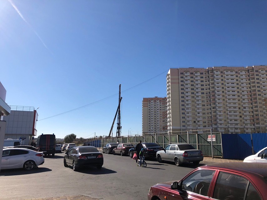 Девушку нашли у продуктового магазина. Фото: ВК "Подслушано ЖК Суворовский".