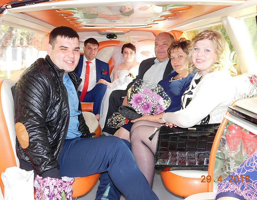 Незадолго до гибели Павел (крайний слева) со своей девушкой (крайняя справа) и родными на свадьбе друзей. А через несколько месяцев он и сам должен был жениться Фото: Личный Архив