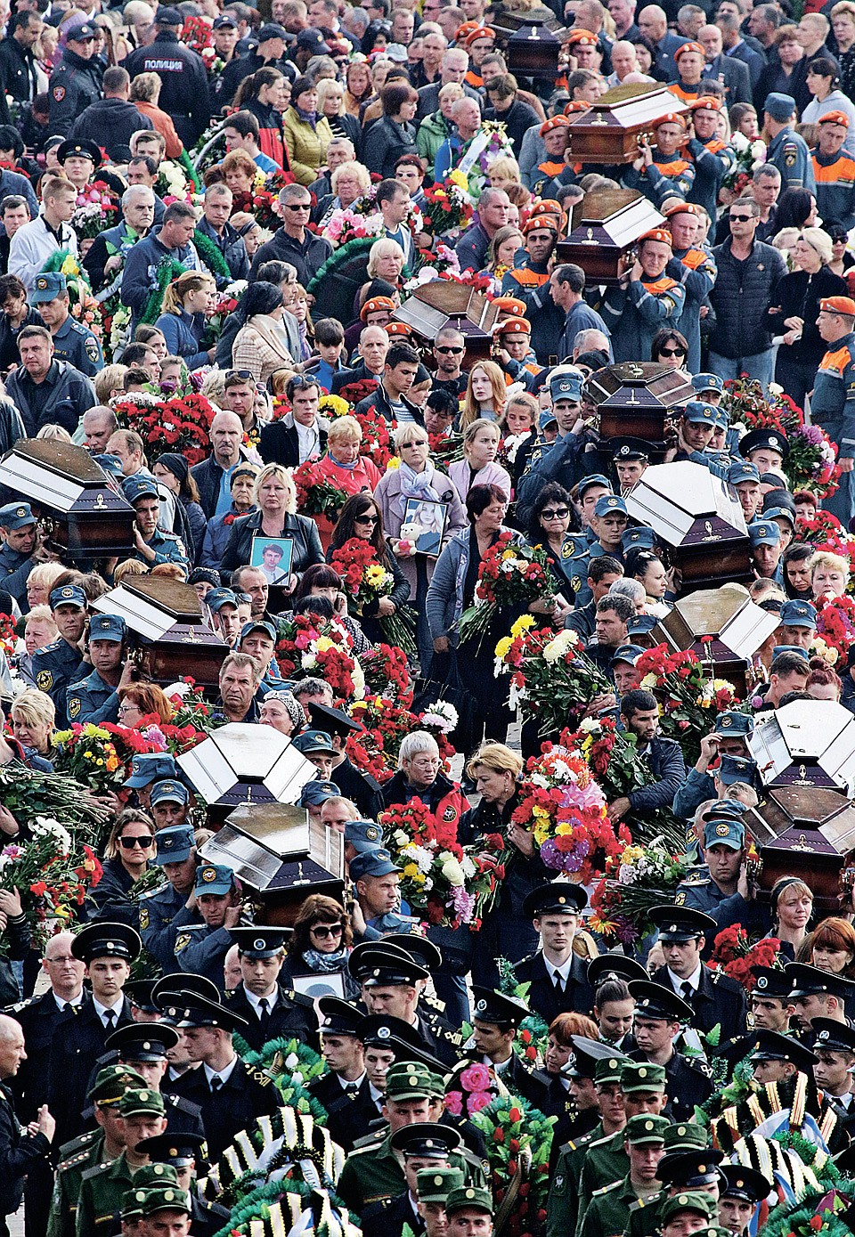 Проститься с погибшими пришел весь город... Фото: Pavel Rebrov/REUTERS