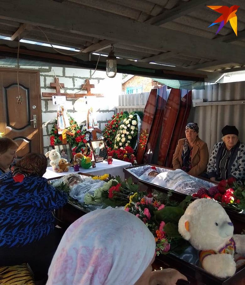 Проститься с погибшими собрались все родственники Баклановых. Фото: Марина СМИРНОВА.