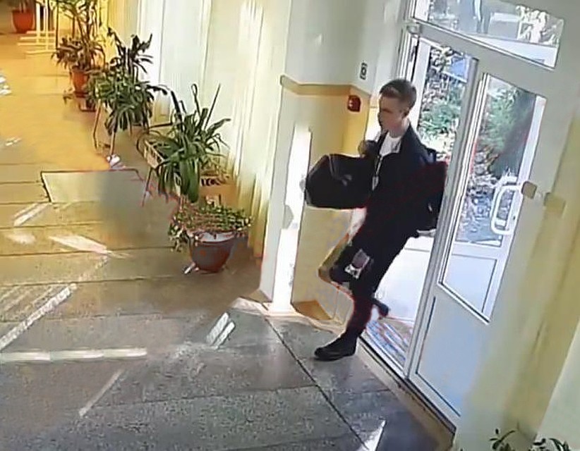 В колледж Влад пришел с рюкзаком и большой сумкой, в которой были боеприпасы. Внутрь он проскользнул через задний ход. Его никто не охранял. Фото: Вести-Крым