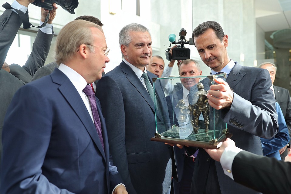 Крымчане дарят Асаду "вежливого человека" из бронзы. Фото: Дарья Самсонова/пресс-служба главы Крыма