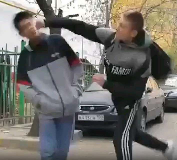 Нападавшие сначала повалили молодого человека на землю...