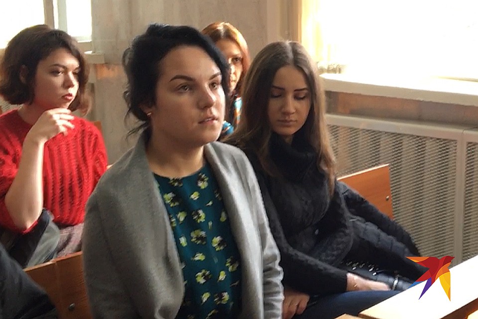 Маргарита, лишившаяся кистей рук, в зале суда. Фото: Александр РОГОЗА