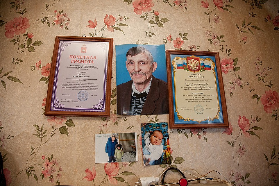 На стене в доме Трошевых висят благодарственные письма. Фото: Николай ОБЕРЕМЧЕНКО