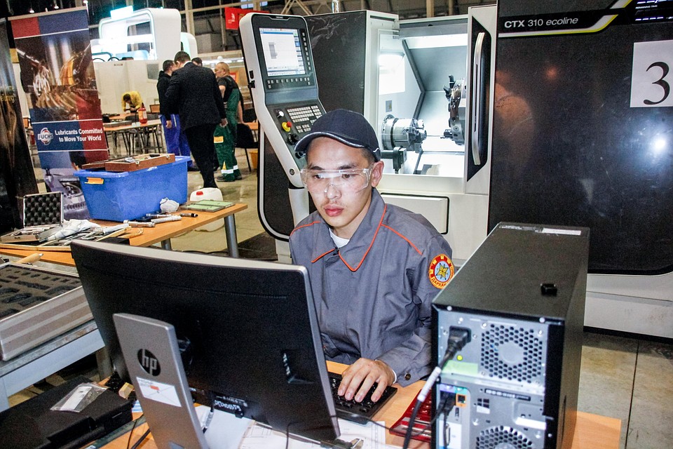 За победу на WorldSkills Hi-Tech 2018 боролись еще и 70 представителей ближнего и дальнего зарубежья. Фото: Михаил ГОНЧАРОВ