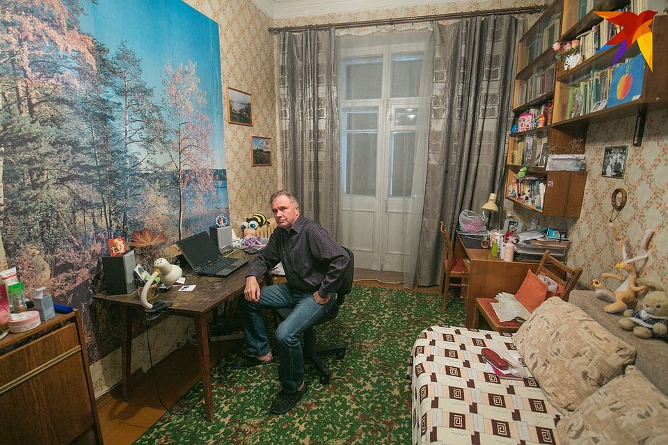 Игорь - ровесник знаменитого дома. Он помнит и жизнь в коммуналке, и еду на керогазе, и водонагреватель на дровах. Фото: Павел МАРТИНЧИК