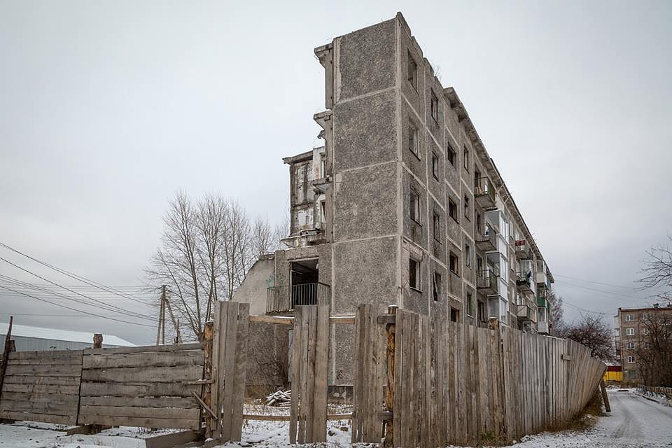 От постоянных плесени летом и наледи зимой болеют не только дети, но и взрослые Фото: Алексей БУЛАТОВ