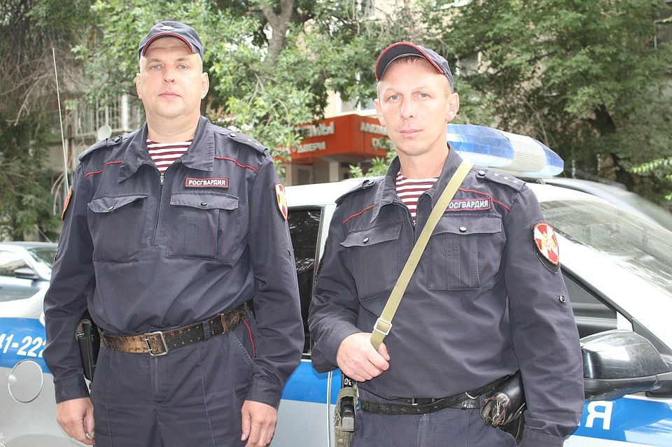 Старший прапорщик Алексей Казаков и прапорщик Андрей Мягков