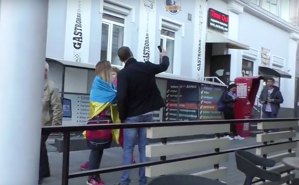 Симпатичная девушка привлекла внимание любителей селфи. Фото: кадр видео.