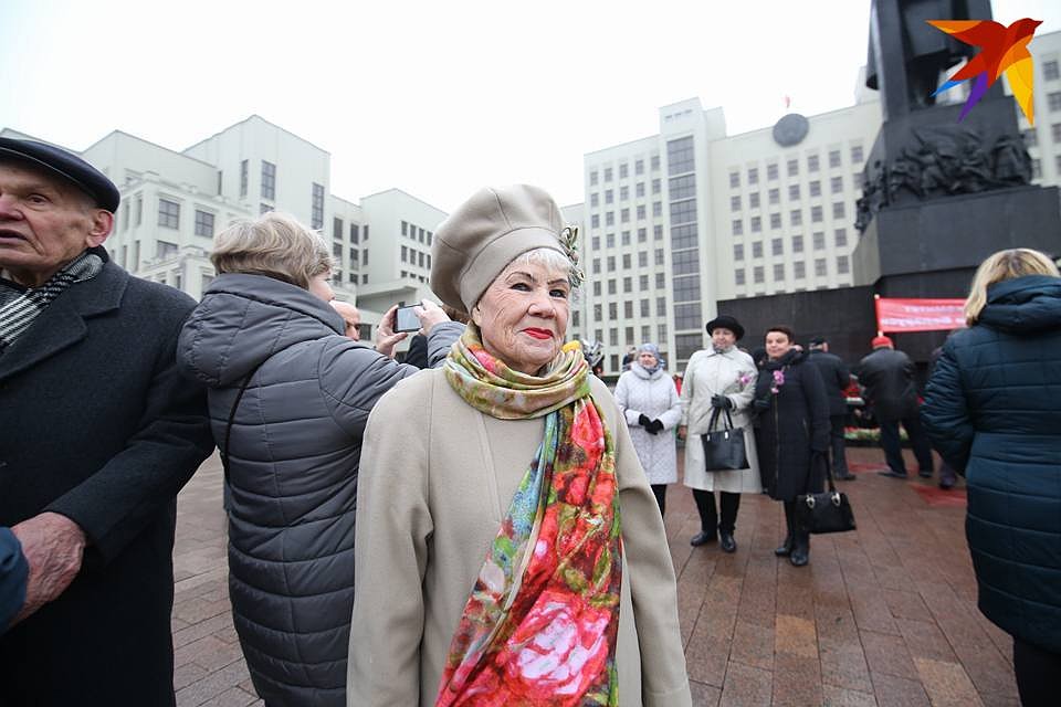 На площади Независимости в Минске собрались около сотни людей. Фото: Святослав ЗОРКИЙ