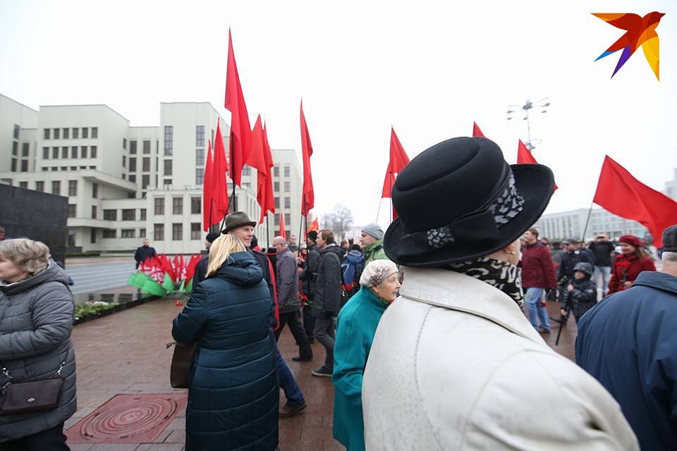 На площади Независимости в Минске собрались около сотни людей. Фото: Святослав ЗОРКИЙ