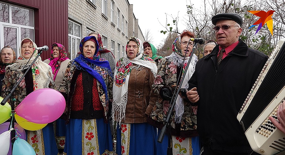 Русские песни у входа на избирательный участок. Фото: Дмитрий СТЕШИН