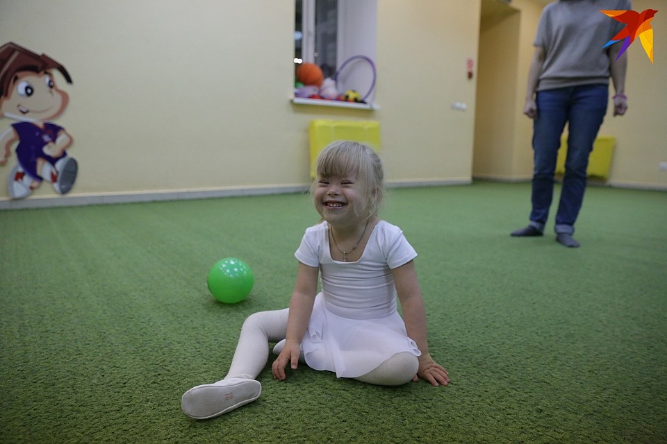 Устав заниматься, Яна отложила в сторону гимнастические снаряды и переключила все свое внимание на нашего фотографа.