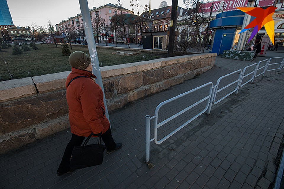 Очень удобно ходить между столба и забора... Фото: Андрей АБРАМОВ