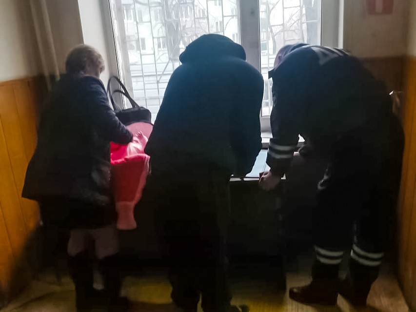 Родители сразу принялись проверять, не пострадала ли их девочка. Фото: пресс-служба УГИБДД УМВД России по Приморскому краю