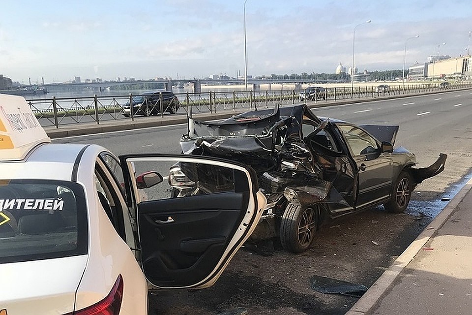Авария на Синопской набережной. Фото: vk.com/extra_call