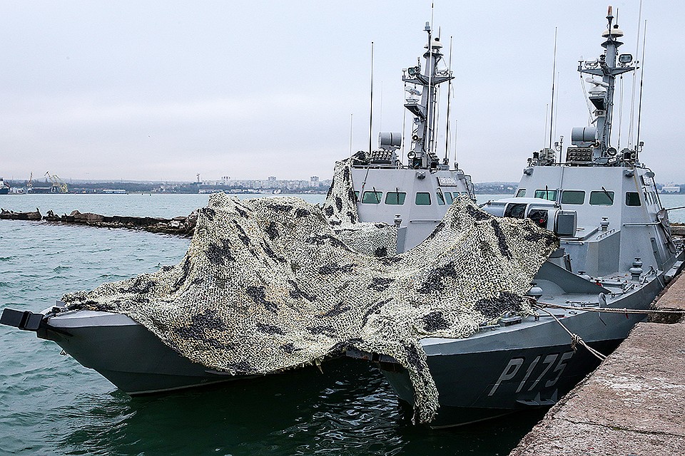 Корабли Военно-морских сил Украины артиллерийские катера "Никополь" и "Бердянск" (слева направо) на стоянке в акватории пограничного управления ФСБ РФ. ФОТО Сергей Мальгавко/ТАСС