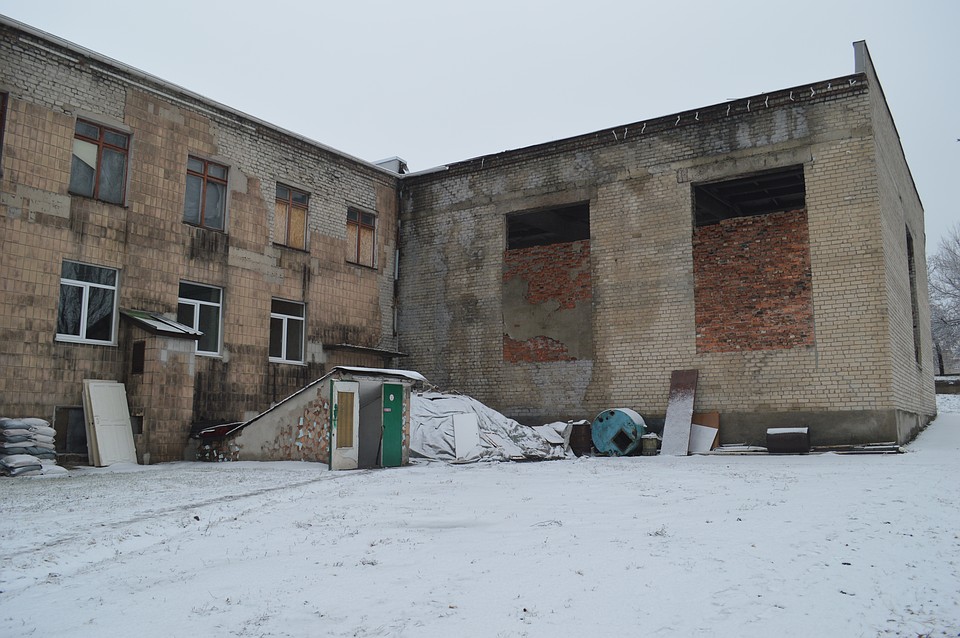 Следы страшного пожара видны даже на прилегающих к складу зданиях Фото: Цесанна АНТОНЕНКО
