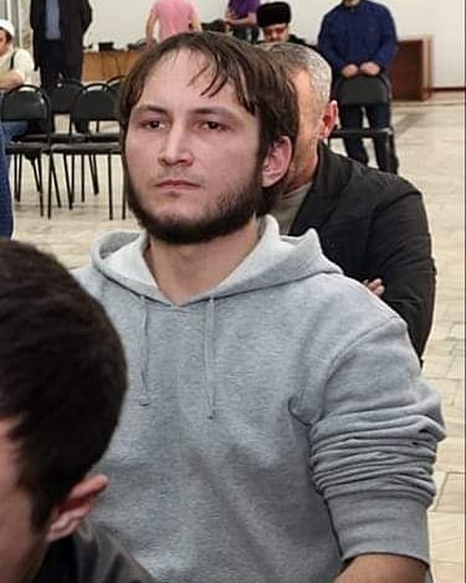 Пользователи соцсетей сообщили, что во время нападения погиб сотрудник охраны ТЦ Муслим Хашагульгов. Позже выяснилось, что он был одним из боевиков Фото: Социальные сети
