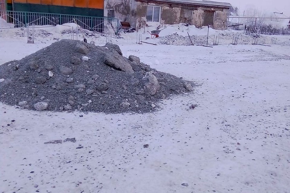 Стройка возле школы так и осталась брошенной. Фото: Гражданский патруль.